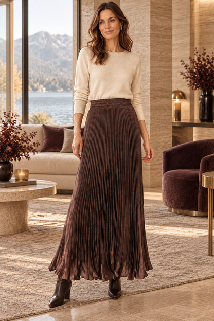 Damen-Satin-Plisseerock in Braun – Maxi mit elastischem Bund – zusätzliche Vorderansicht in warmer Herbst-Winter-Atmosphäre